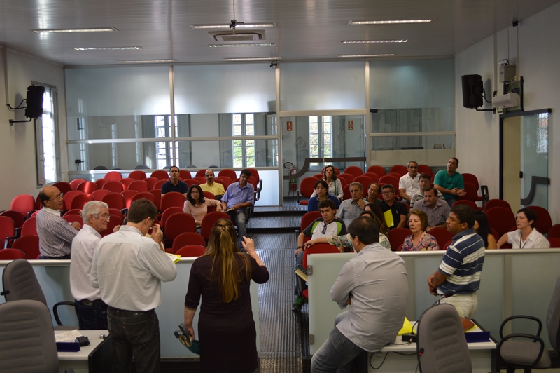 Vereadores e integrantes do Sincomércio se reunem para discutir questões sobre horário de comércio